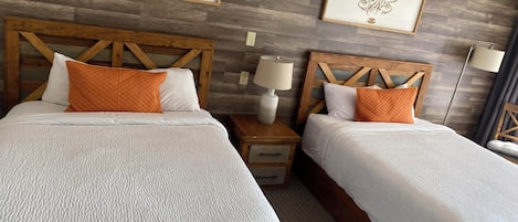 Habitación Confort, 2 camas Queen size | Ropa de cama de alta calidad y decoración personalizada