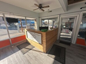 Reception - Timber Ridge Lodge - Walking Distance from Downtown Gatlinburg (Gatlinburg)