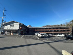 Exterior - Timber Ridge Lodge - Walking Distance from Downtown Gatlinburg (Gatlinburg)