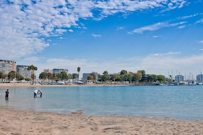 Plage, chaises longues, serviettes de plage