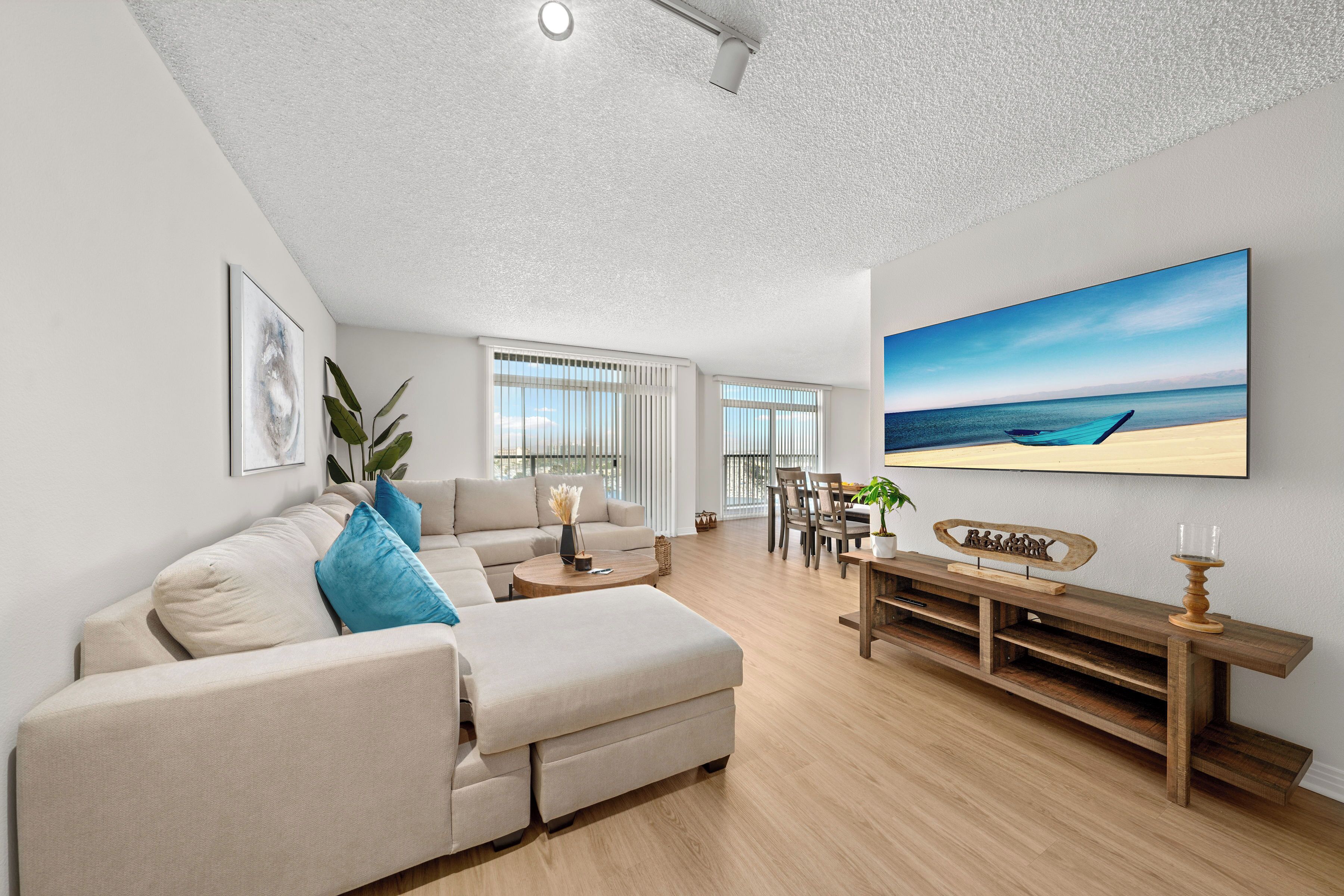 Smart TV, reproductor de DVD, libros y biblioteca musical 