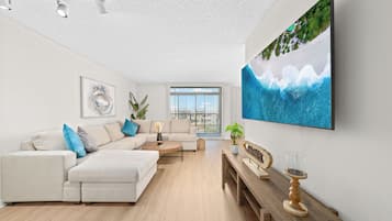 Een smart-tv, een dvd-speler, boeken en een muziekbibliotheek