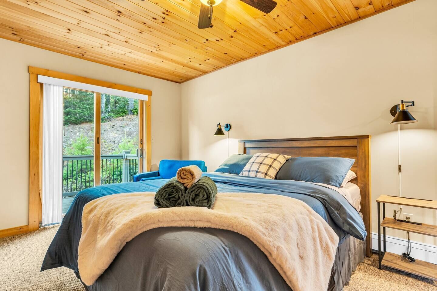 4 chambres, bureau, fer et planche à repasser, lit de bébé portatif