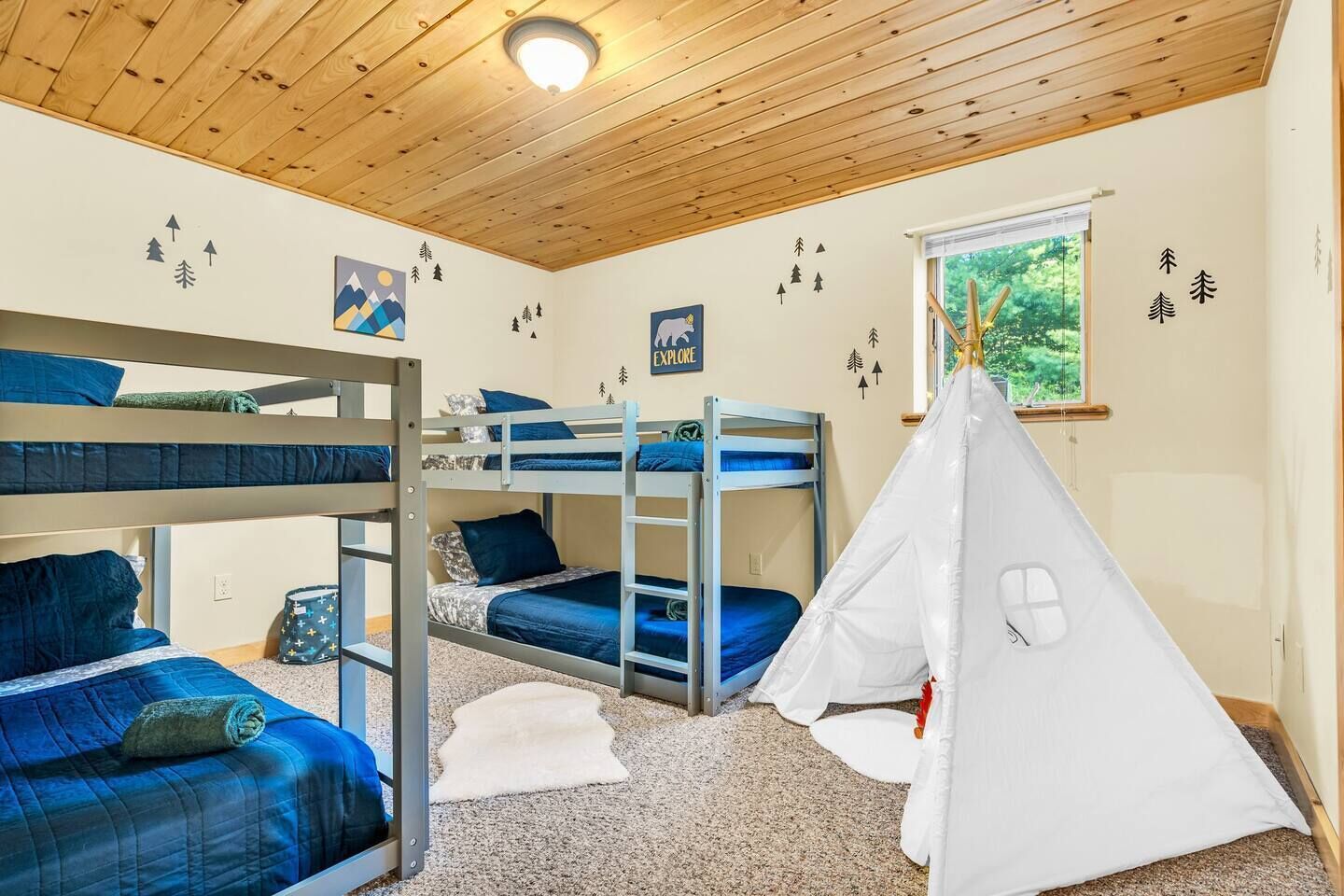 4 chambres, bureau, fer et planche à repasser, lit parapluie