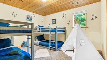 4 chambres, bureau, fer et planche Ă repasser, lit parapluie