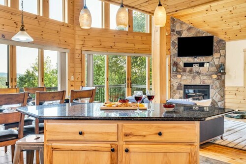 Stunning MTN views! Fireplace, Hot Tub, Sleeps 12