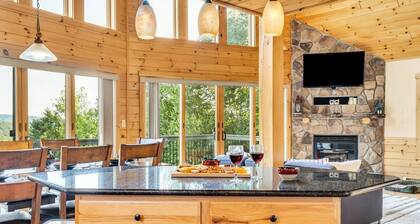 Stunning MTN views! Fireplace, Hot Tub, Sleeps 12