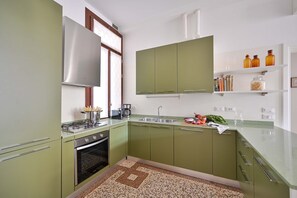 Réfrigérateur, micro-ondes, four, lave-vaisselle