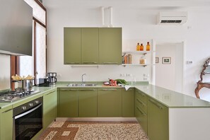 Een koelkast, een magnetron, een oven, een vaatwasser