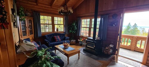 Cozy log cabin with fantastic views and 2 bathrooms