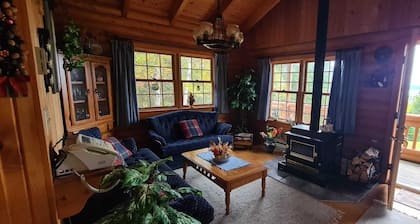 Cozy log cabin with fantastic views and 2 bathrooms