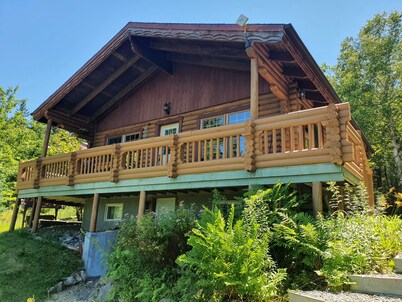 Cozy log cabin with fantastic views and 2 bathrooms