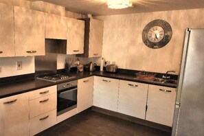 Private kitchen - One-Bedroom Apartment In Swansea SA1 (Swansea)