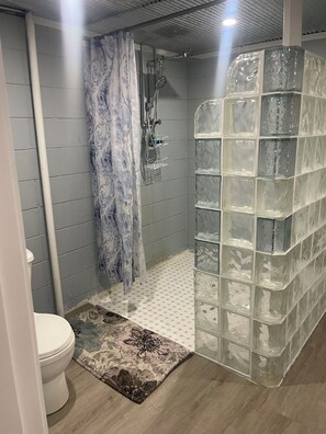 Ducha, secador de pelo, toallas, jabón