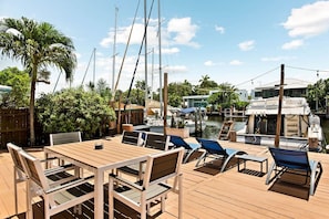 Outdoor dining - 4 min to FTL Beach~Waterfront~Kayaks~Patio! (Fort Lauderdale)