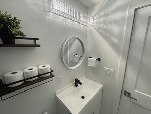 مناشف، صابون، شامبو، ورق حمّام