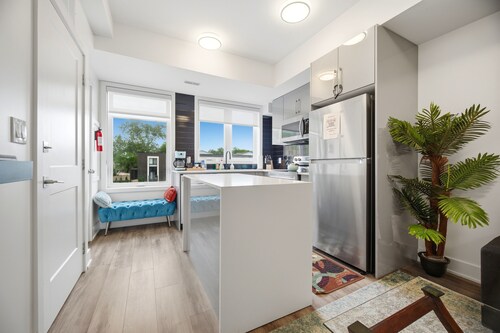 Exquisite, bright &modern 2 bedroom condo/Free Parking