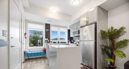 Exquisite, bright &modern 2 bedroom condo/Free Parking
