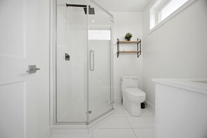 Asciugamani, sapone, shampoo, carta igienica