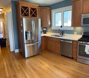 Fridge, microwave, oven, stovetop - PROMO 10% WEEKLY AND 15% MONTHLY
Near Northwestern, Beaches Parking Fenced Yard (Evanston)