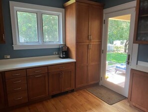 Interior - PROMO 10% WEEKLY AND 15% MONTHLY
Near Northwestern, Beaches Parking Fenced Yard (Evanston)