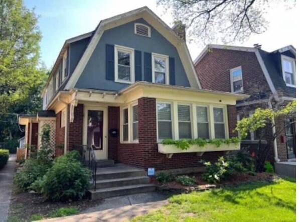 Exterior - PROMO 10% WEEKLY AND 15% MONTHLY
Near Northwestern, Beaches Parking Fenced Yard (Evanston)