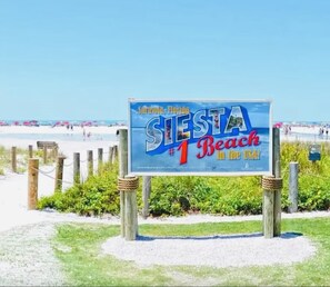 Beach nearby, sun loungers, beach towels - Turtles By the Bay Comfy Fun Sunny Retreat by the Bay w/ Crystal Water, Pool (Sarasota)