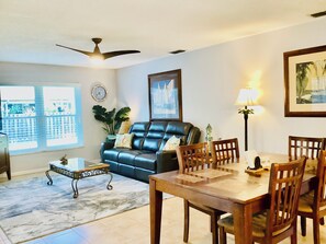 TV connectée, livres, chaîne hi-fi, écrans d'ordinateur