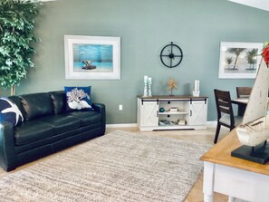 TV connectée, livres, chaîne hi-fi, écrans d'ordinateur