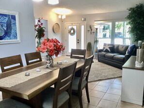 Dining - Turtles By the Bay Comfy Fun Sunny Retreat by the Bay w/ Crystal Water, Pool (Sarasota)