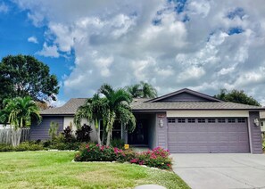 Exterior - Turtles By the Bay Comfy Fun Sunny Retreat by the Bay w/ Crystal Water, Pool (Sarasota)