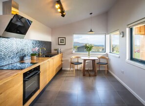 Basic Cabin | Private kitchen | Full-sized fridge - Holiday home Breakish -Scotland (Strath)