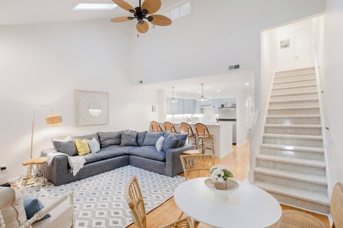 Beautiful 3BR Lions Gate townhome w/pool only minutes from Wrightsville Beach!