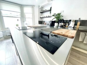 Kjøleskap, mikrobølgeovn, ovn og kokeplater