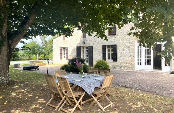 Outdoor dining - Chic Farmhouse near St Emilion (Sainte-Radegonde)