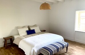 3 عدّة غرف نوم ومكتب ومكواة/لوح كي وسرير سفر