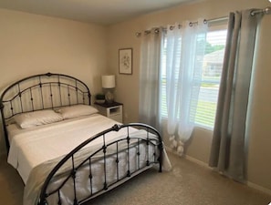3 bedrooms, iron/ironing board, free WiFi, bed sheets - Good Vibes (Conway)