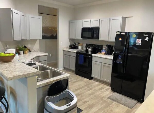 Jääkaappi, mikroaaltouuni, uuni, liesi