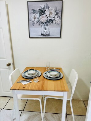 Dining - Cozy studio with refreshing AC near Brickell and Coconut Grove (Miami)