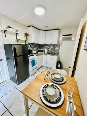 Mikrobølgeovn, ovn, kokeplater og kaffetrakter/tekoker