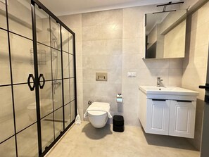 Dusche, Haartrockner, Handtücher, Seife