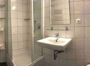 Basic-Apartment | Badezimmer | Dusche, Handtücher