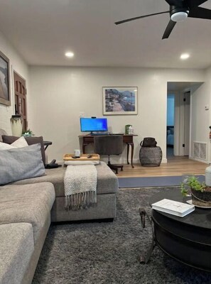 Living area - Newly remodeled Condo at uptown Phoenix (Phoenix)