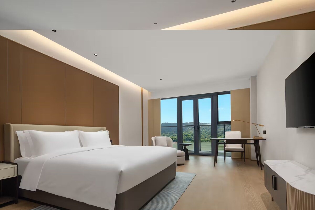 1 King Bed, Deluxe Room, Lake View, Non-Smoking