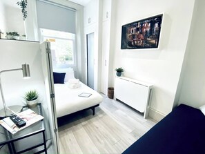 1 soverom, skrivebord, strykejern/-brett og wi-fi (inkludert)