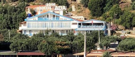 Vista frontal de la propiedad