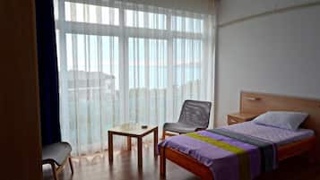 Habitación triple Deluxe, varias camas, para fumadores, vista a la playa | Minibar, escritorio, tabla de planchar con plancha y wifi gratis