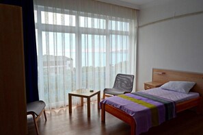 Deluxe trippelrum - flera sängar - rökare - utsikt mot stranden | Minibar, skrivbord, strykjärn/strykbräda och gratis wi-fi