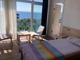 Minibar, escritorio, tabla de planchar con plancha y wifi gratis 