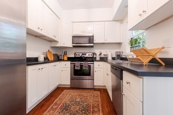 Køleskab, mikrobølgeovn, ovn, kogeplade